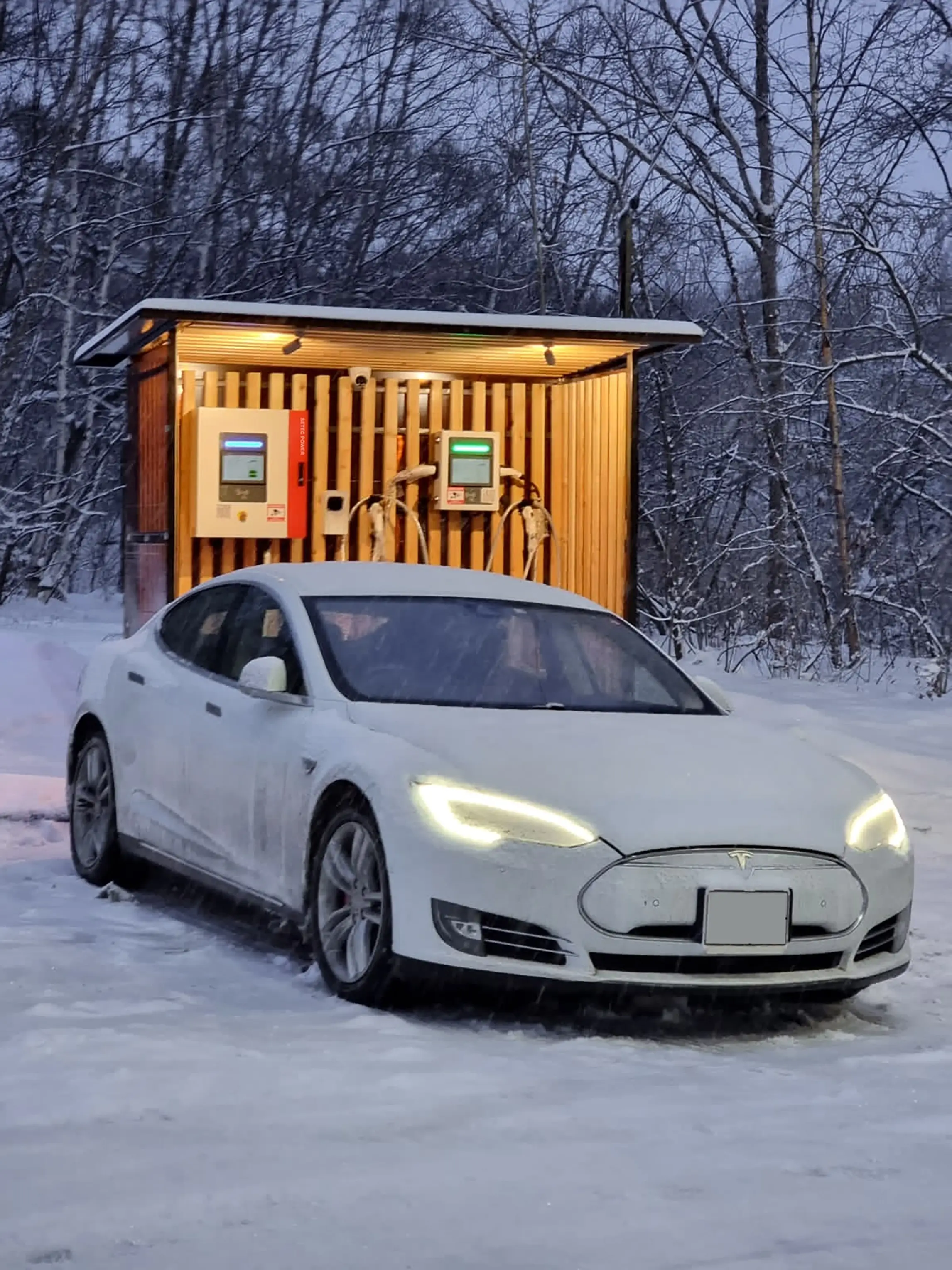 PowerBox charging a Tesla in winter conditions